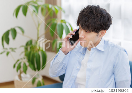 電話をする男性 102190802