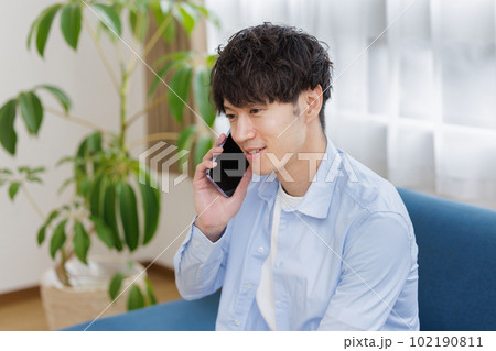 電話をする男性 102190811