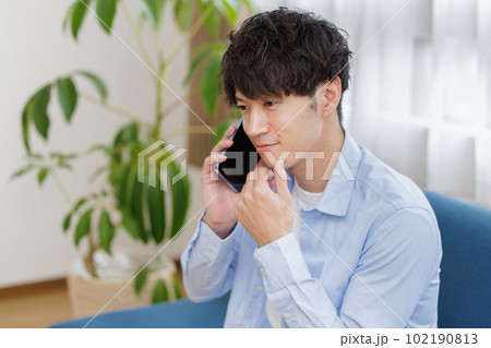電話をする男性 102190813