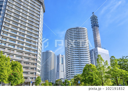 横浜みなとみらいの都市風景 横浜メディアタワーとランドマークタワー 横浜みなとみらいの都市風景 横浜メディアタワーとランドマークタワー 102191832