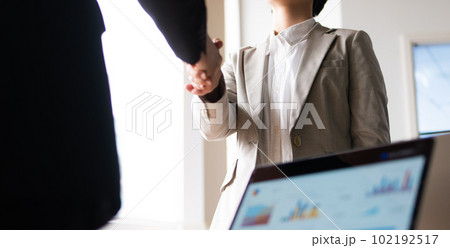 働く仲間たち、ビジネスシーン 働く仲間たち、ビジネスシーン 102192517