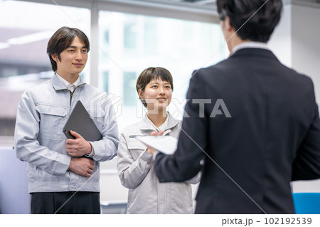 働く仲間たち、ビジネスシーン 働く仲間たち、ビジネスシーン 102192539