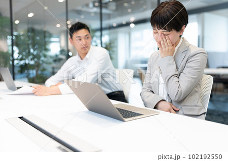 働く仲間たち、ビジネスシーン 102192550