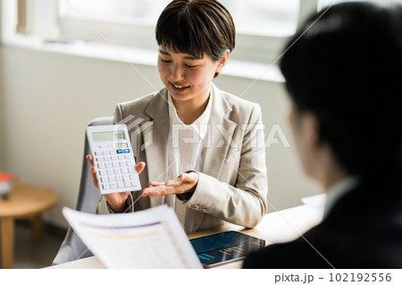 働く仲間たち、ビジネスシーン 102192556