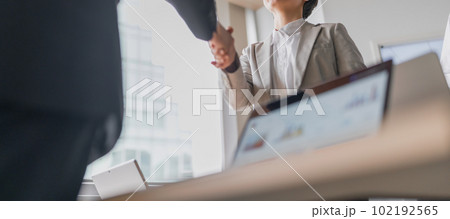 働く仲間たち、ビジネスシーン 102192565