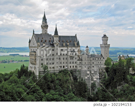 美しく佇むノイシュバンシュタイン城, シュバンガウ, ドイツ  102194153