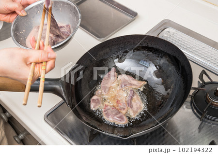 【レバニラ炒めを作る 豚レバーを炒める】 【レバニラ炒めを作る 豚レバーを炒める】 102194322
