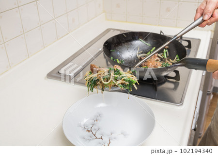 【レバニラ炒めが出来上がったのでお皿に盛り付け】 102194340