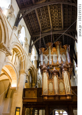 オックスフォードの歴史的な建造物クライストチャーチの中 102195551