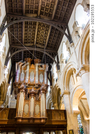 オックスフォードの歴史的な建造物クライストチャーチの中 102195553