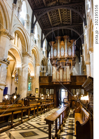 オックスフォードの歴史的な建造物クライストチャーチの中 102195556