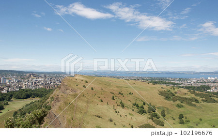 エディンバラにあるアーサーズ・シートの頂上付近から見た風景。海（フォース湾）が見える 102196676