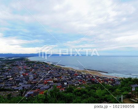 奉納山より望む日本海と出雲の街並み(島根県出雲市) 102198056