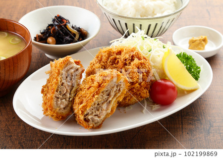 食卓のメンチカツ定食 102199869