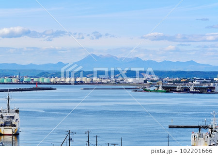 雌阿寒岳・雄阿寒岳を背景にした釧路港の風景 雌阿寒岳・雄阿寒岳を背景にした釧路港の風景 102201666