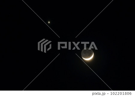 北杜市白州町、月齢2.9地球照の細い月と接近した金星 北杜市白州町、月齢2.9地球照の細い月と接近した金星 102201806