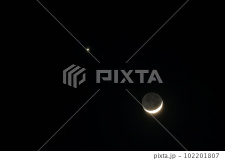 北杜市白州町、月齢2.9地球照の細い月と接近した金星 102201807