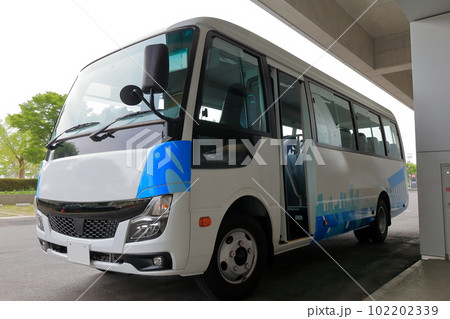 駐車中のマイクロバス 駐車中のマイクロバス 102202339