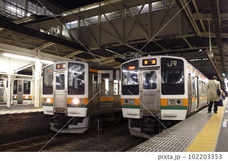 夜の高崎駅に停車中の211系電車（信越線・上越線・両毛線・吾妻線） 102203353