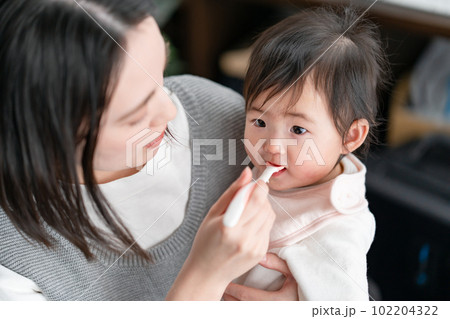 離乳食を食べる赤ちゃん 102204322