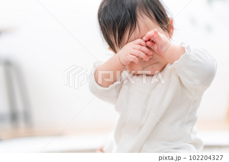 目を擦る赤ちゃん 目を擦る赤ちゃん 102204327
