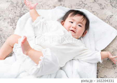 寝転ぶ赤ちゃん 寝転ぶ赤ちゃん 102204331