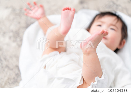 寝転ぶ赤ちゃん 102204333