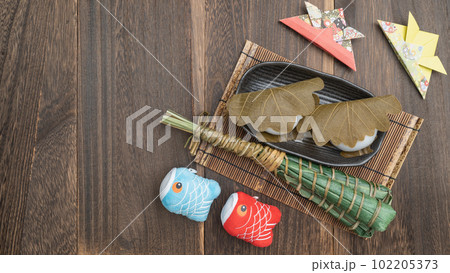 ちまきと柏餅|端午の節句イメージ ちまきと柏餅|端午の節句イメージ 102205373