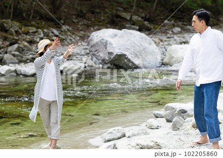 河原で水遊びを楽しむカップル 河原で水遊びを楽しむカップル 102205860