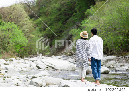 河原で水遊びを楽しむカップル 102205865
