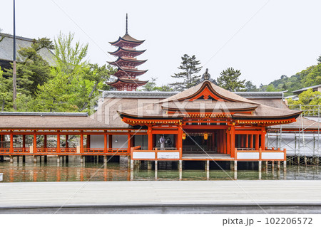 厳島神社 客神社(まろうどじんじゃ)と五重塔 厳島神社 客神社(まろうどじんじゃ)と五重塔 102206572