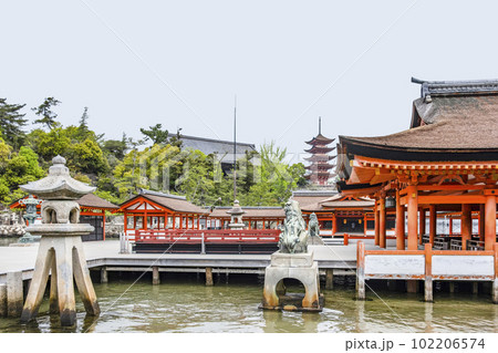 厳島神社　舞台・五重塔 102206574