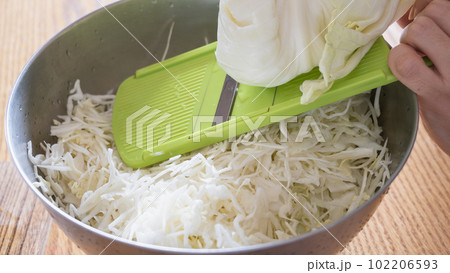 スライサーを使ったキャベツの千切り イメージ スライサーを使ったキャベツの千切り イメージ 102206593