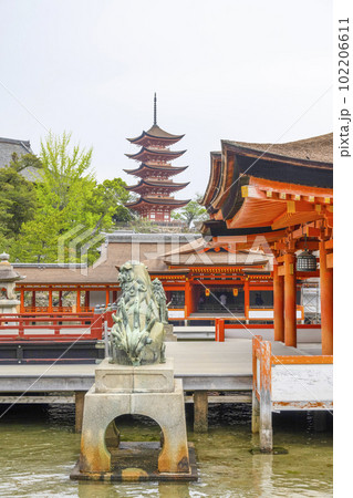 厳島神社の狛犬、客神社、五重塔を望む 102206611
