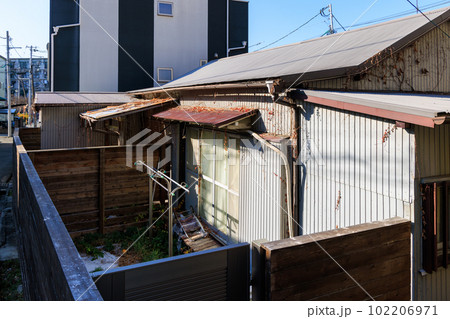 塀に囲まれた誰も住まなくなった家 102206971