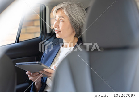 ビジネス　車に乗る女性 102207097
