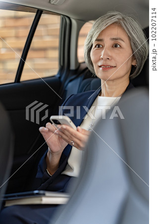 ビジネス　車に乗る女性 102207114