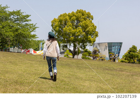 ふじの咲く丘を歩く女性 102207139