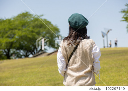 ふじの咲く丘と女性の後ろ姿 102207140