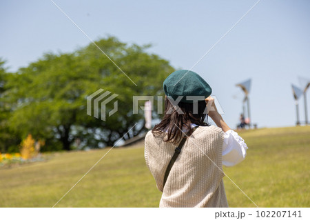 ふじの咲く丘と女性の後ろ姿 ふじの咲く丘と女性の後ろ姿 102207141