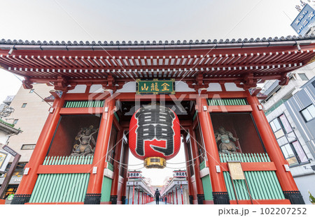 東京都台東区浅草 人気の観光スポット 快晴の浅草寺雷門 東京都台東区浅草 人気の観光スポット 快晴の浅草寺雷門 102207252