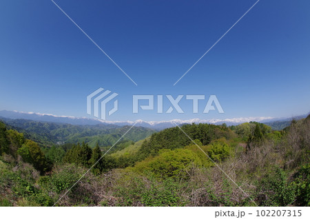 信州長野　大岡アルプス展望公園からの北アルプスの眺望（春） 102207315