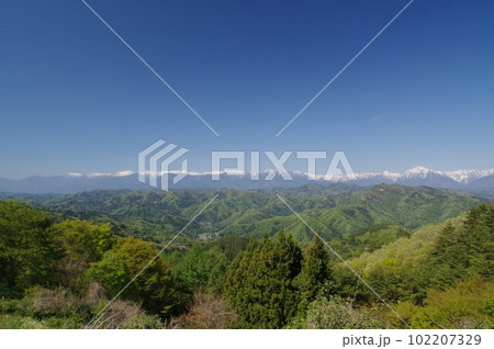 信州長野　大岡アルプス展望公園からの北アルプスの眺望（春） 102207329