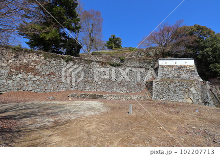 備中松山城 三の丸、三の平櫓跡付近から見上げる高石垣（厩曲輪） 102207713