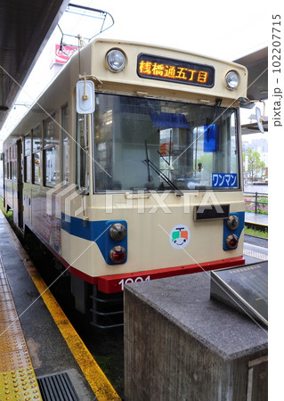 とさでん交通 高知駅前停留場に停車中の路面電車 1000形電車 とさでん交通 高知駅前停留場に停車中の路面電車 1000形電車 102207715