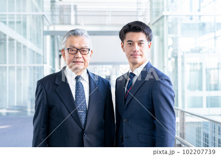 ビジネスマン　上司　部下 102207739