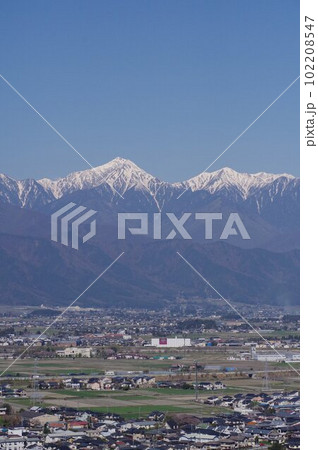 信州　長野県松本市　早春の安曇野・北アルプス遠望（城山公園展望台より） 102208547