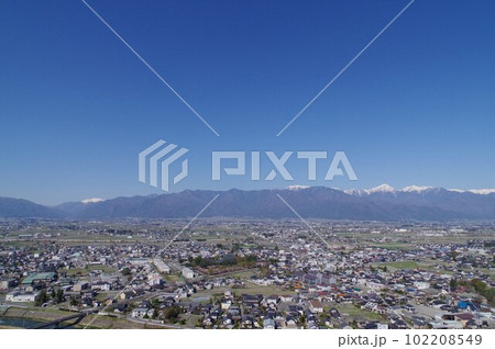 信州　長野県松本市　早春の安曇野・北アルプス遠望（城山公園展望台より） 102208549