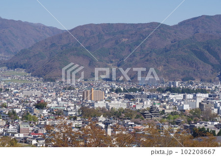 信州　長野県松本市　松本城周辺遠望（城山公園展望台より） 102208667