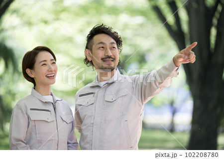 新緑の中、植栽や木材を指を差しチェックする作業員 新緑の中、植栽や木材を指を差しチェックする作業員 102208780